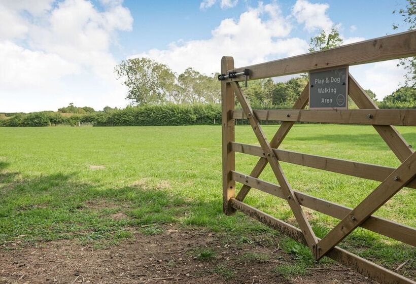 Отель Luxury City To Country Retreat Lodge With Hot Tub