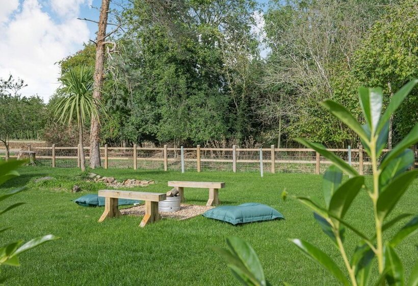 Отель Luxury City To Country Retreat Lodge With Hot Tub