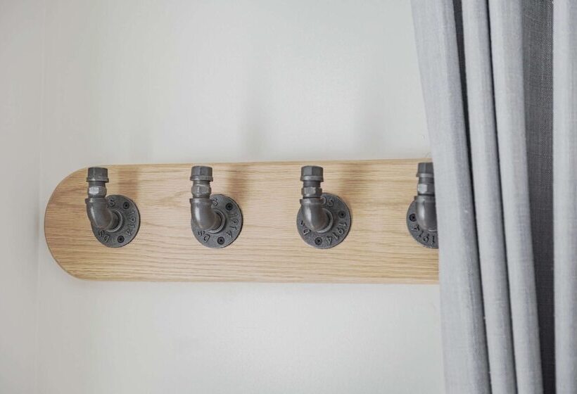 Отель Luxury City To Country Retreat Lodge With Hot Tub