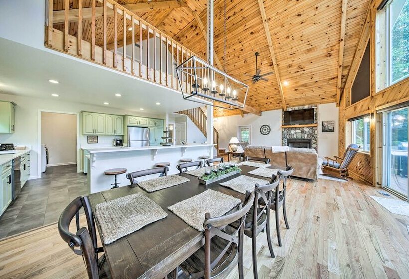 Huge Blairsville Cabin: Game Room + Mtn View!