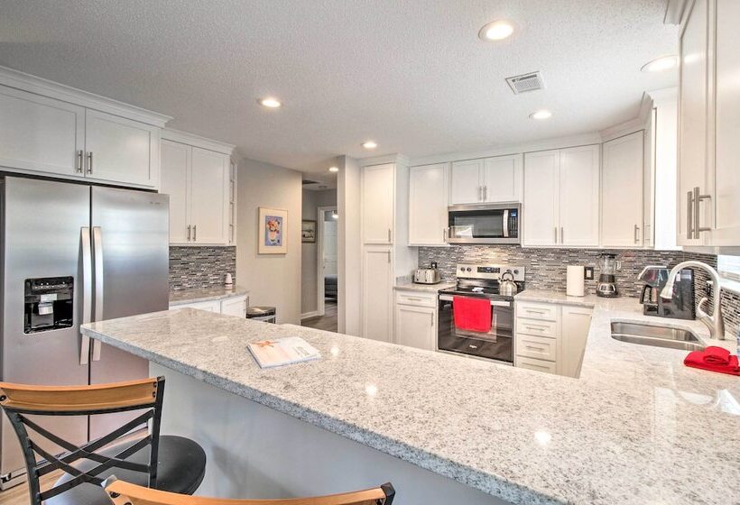 Ideally Located Luxe Beach House On Tybee Island