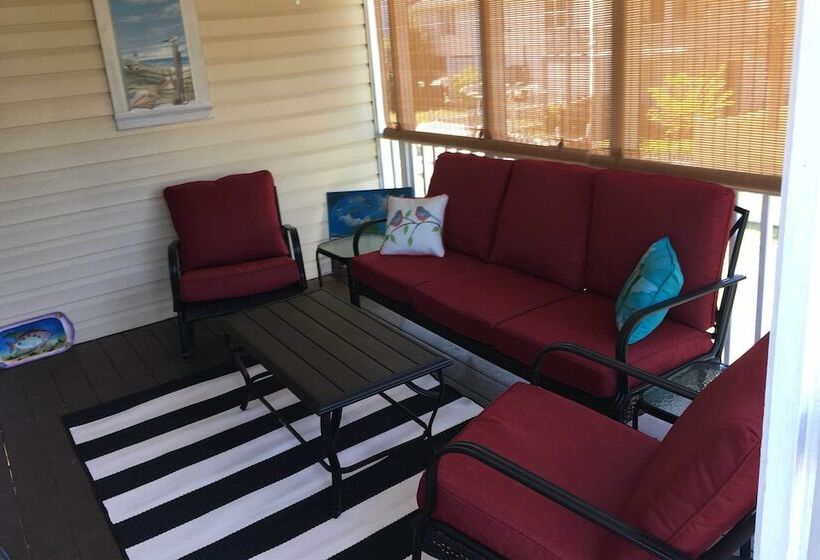 Ideally Located Luxe Beach House On Tybee Island