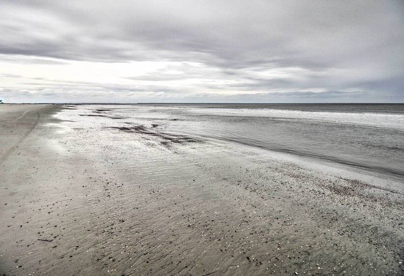 Ideally Located Luxe Beach House On Tybee Island