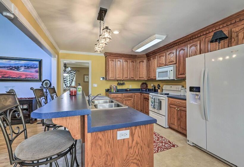 Idyllic Hawkinsville Retreat: Large Fire Pit!