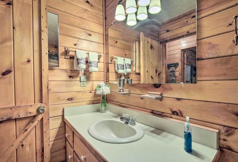 Blairsville Cabin W/ Private Hot Tub!
