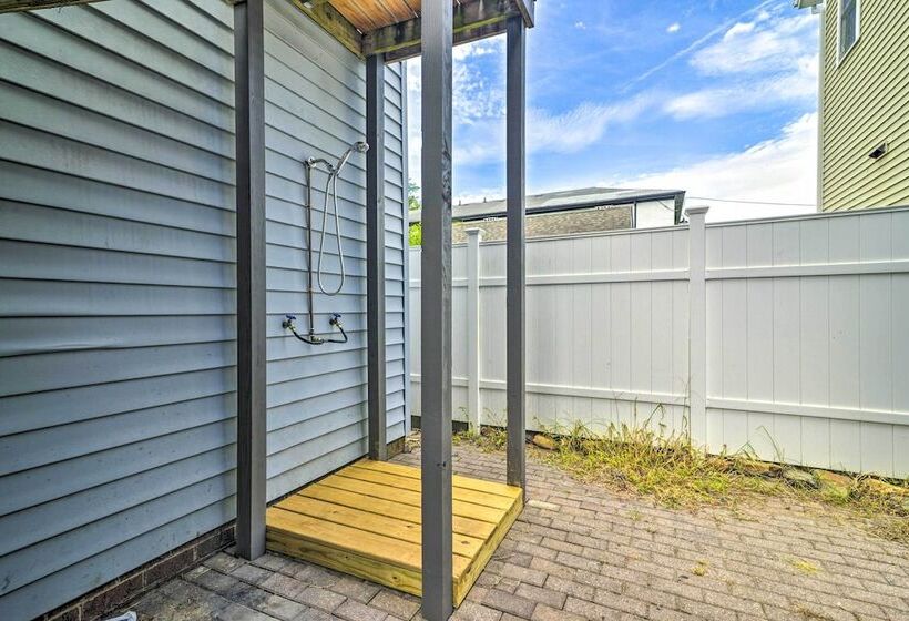 Inviting Norfolk Family Retreat: 1 Block To Beach!