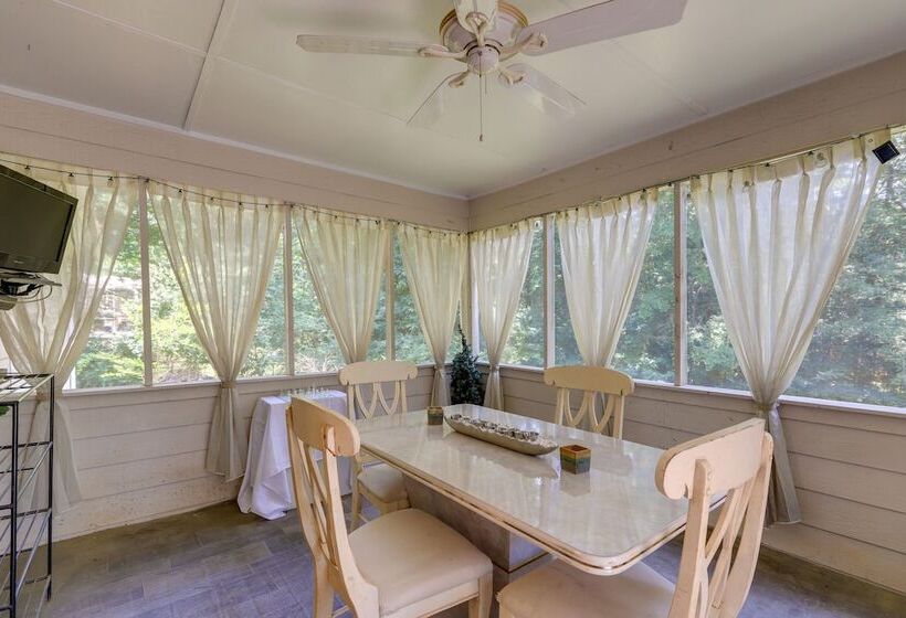 Jonesboro Home W/ Screened In Porch & Fire Pit!