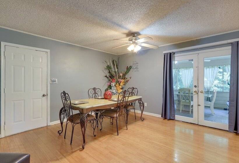 Jonesboro Home W/ Screened In Porch & Fire Pit!