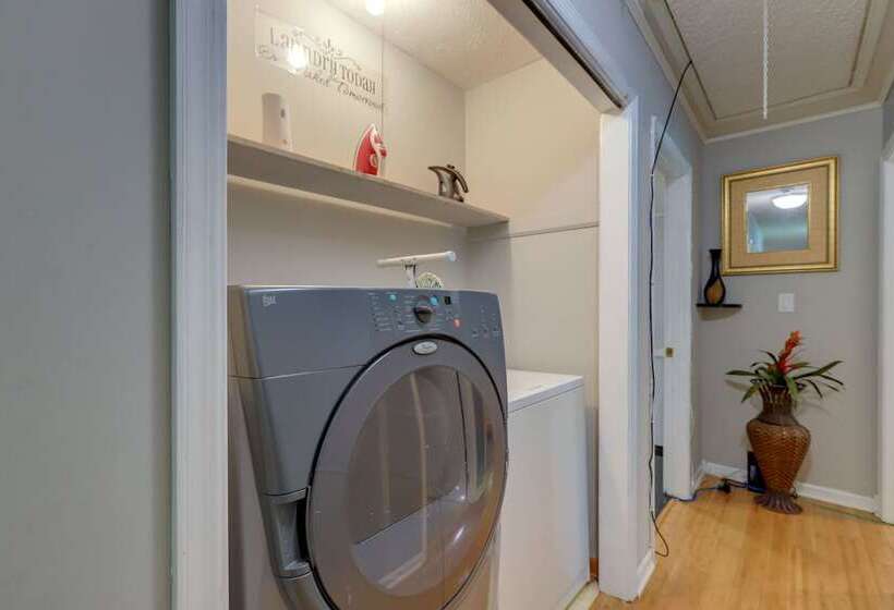 Jonesboro Home W/ Screened In Porch & Fire Pit!