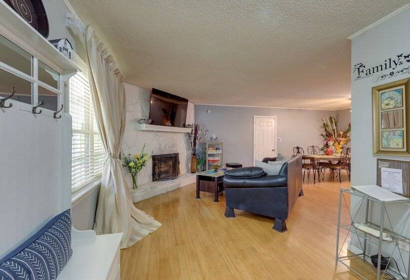 Jonesboro Home W/ Screened In Porch & Fire Pit!