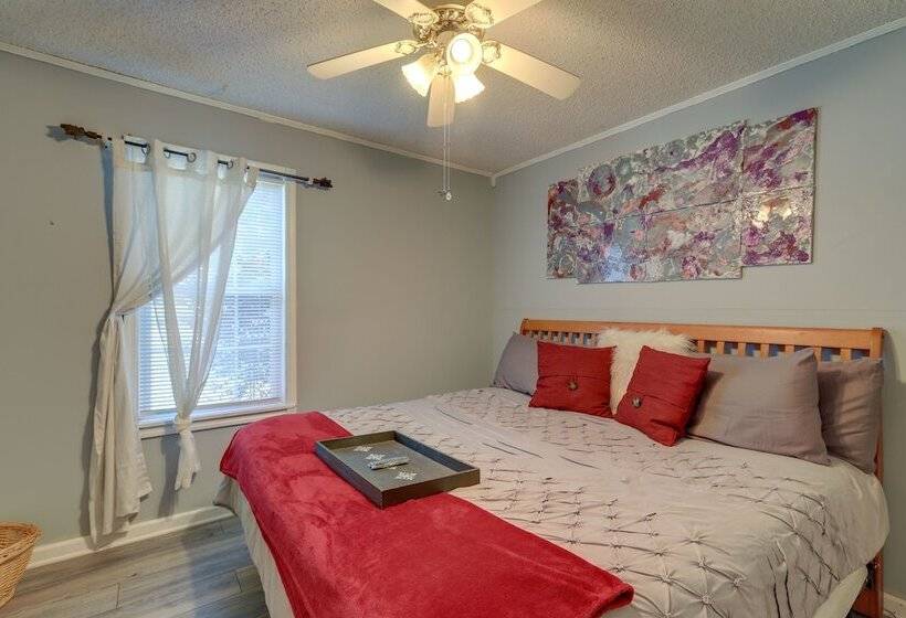 Jonesboro Home W/ Screened In Porch & Fire Pit!