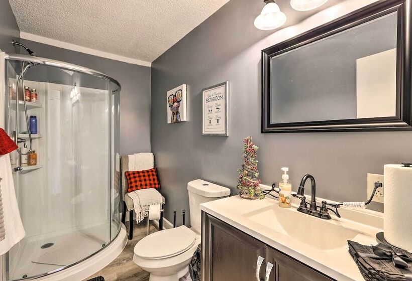 Junction City Home: Large Yard & Deck!