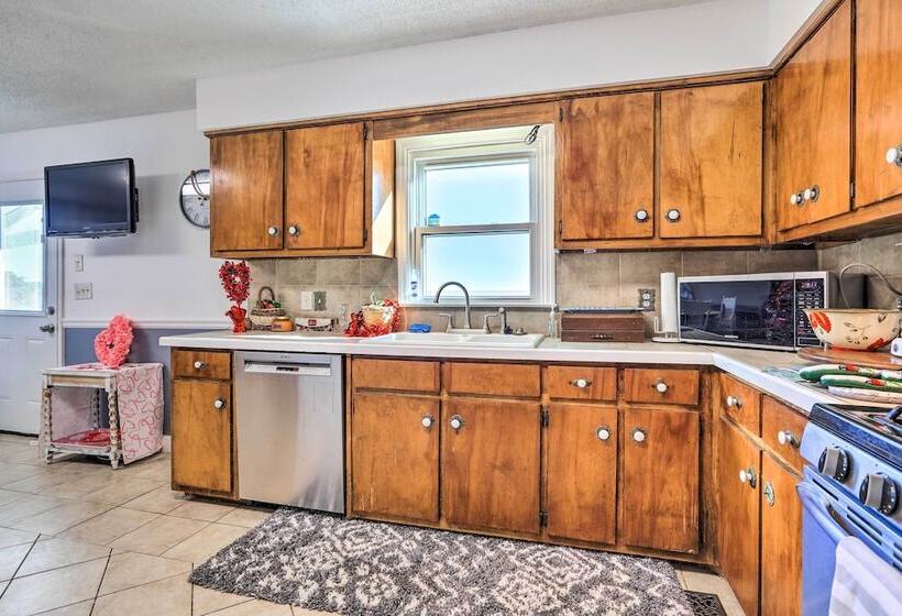 Junction City Home: Large Yard & Deck!