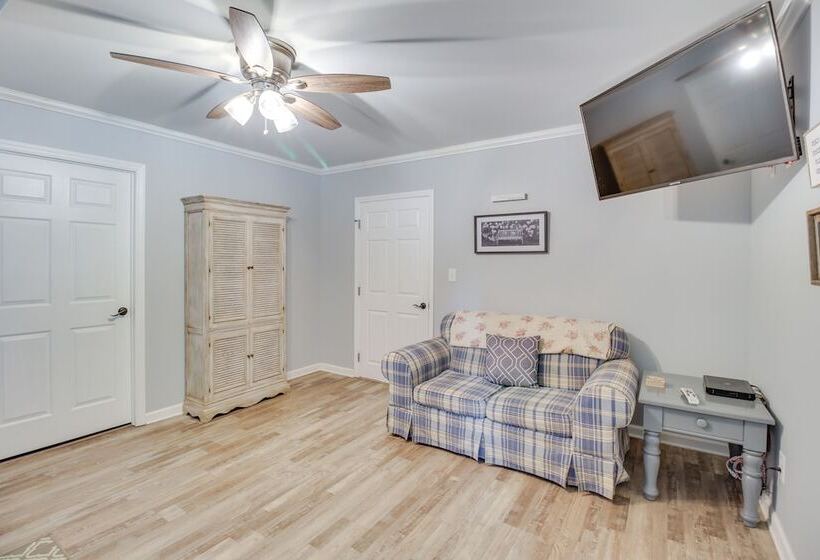 Kingston Home W/ Shared Pool   23 Mi To Lakepoint!