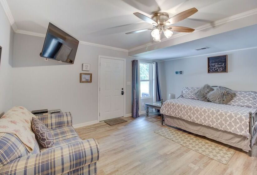 Kingston Home W/ Shared Pool   23 Mi To Lakepoint!