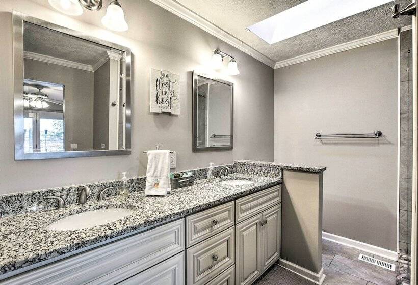 Lake Hartwell Home W/ Private Dock & Hot Tub!