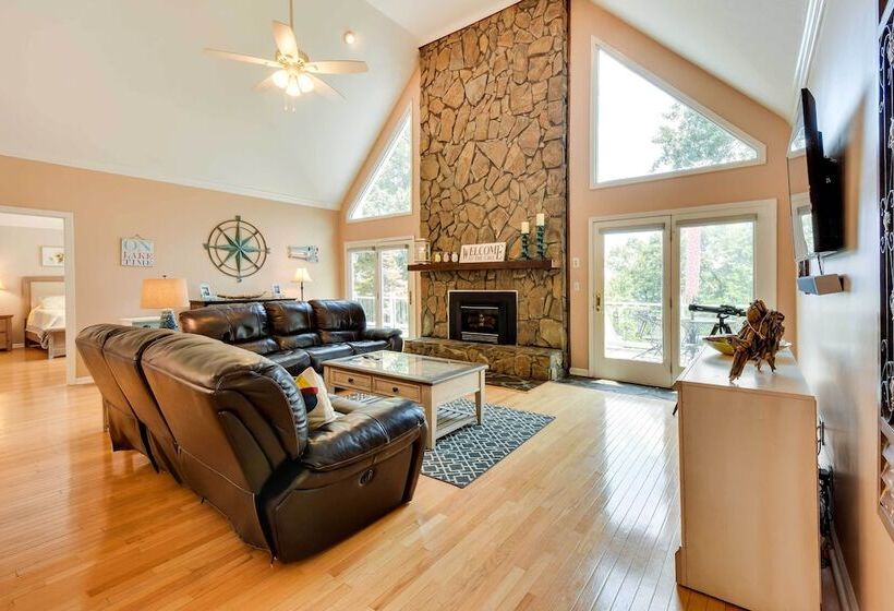 Lake Hartwell Home W/ Private Dock & Hot Tub!