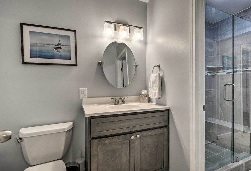 Lake Hartwell Home W/ Private Dock & Hot Tub!