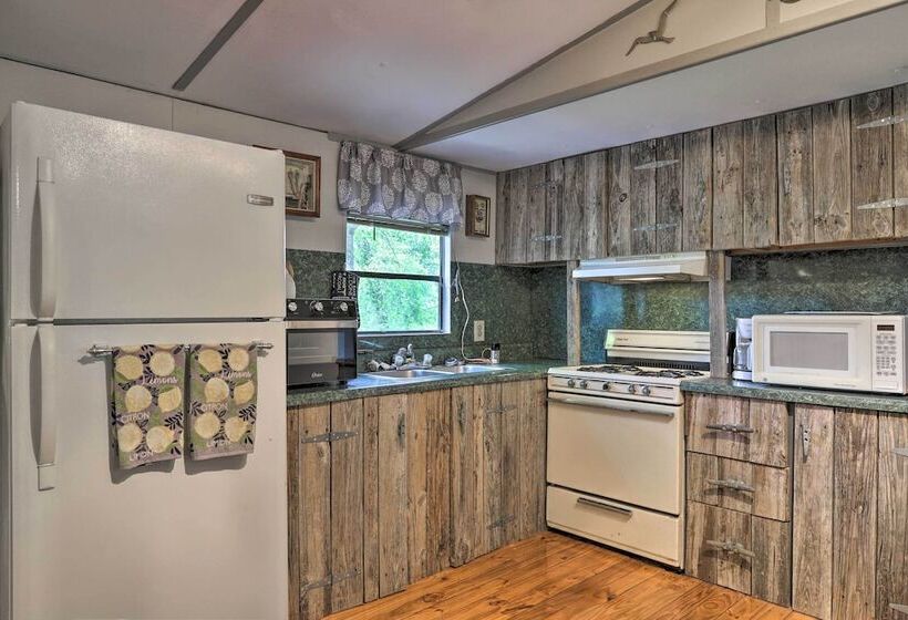 Lake Sinclair House W/ Lake Access & Kayaks!