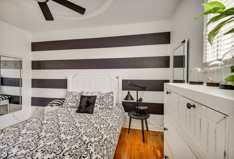 Lakefront Chesapeake Retreat W/ Hot Tub!