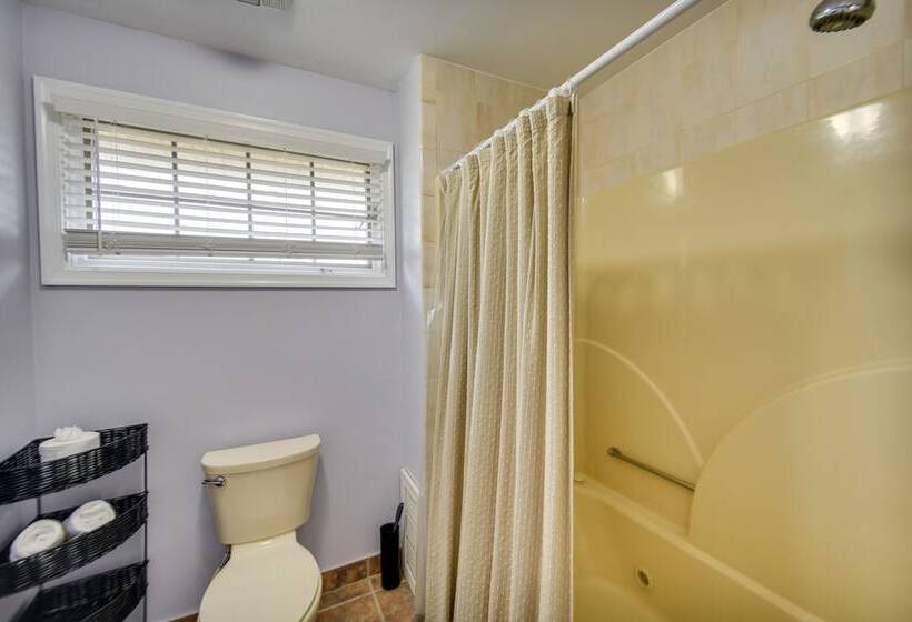 Lakefront Chesapeake Retreat W/ Hot Tub!