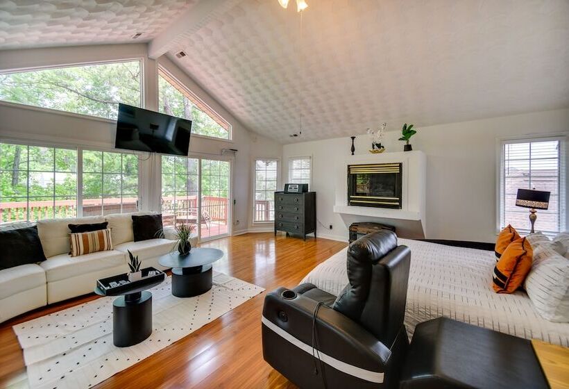 Lakefront Chesapeake Retreat W/ Hot Tub!