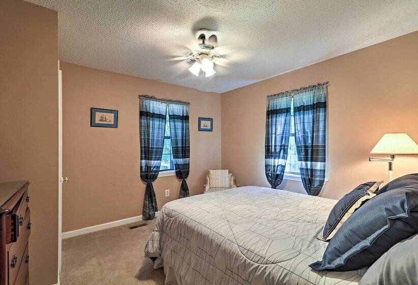 Lakefront Cottage W/ Private Hot Tub!