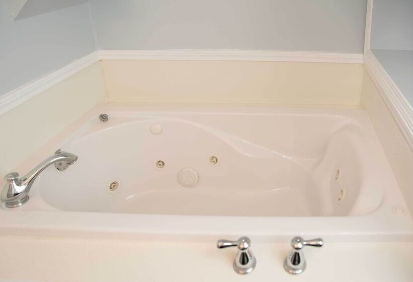 Lakefront Cottage W/ Private Hot Tub!