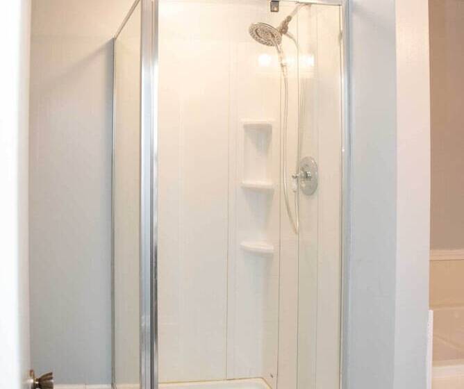 Lakefront Cottage W/ Private Hot Tub!