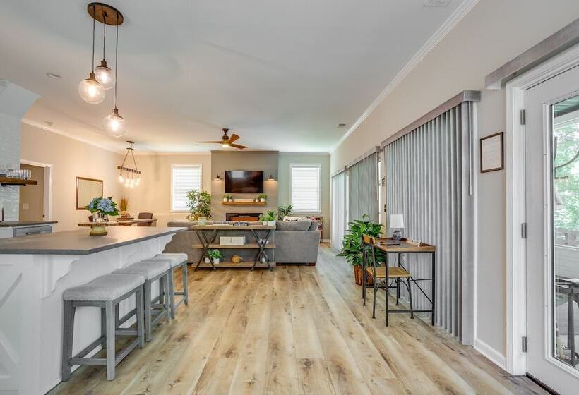 Lakefront Georgia Abode W/ Dock & Screened Patio!