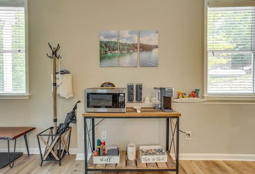 Lakefront Georgia Abode W/ Dock & Screened Patio!