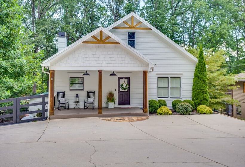 Lakefront Georgia Abode W/ Dock & Screened Patio!