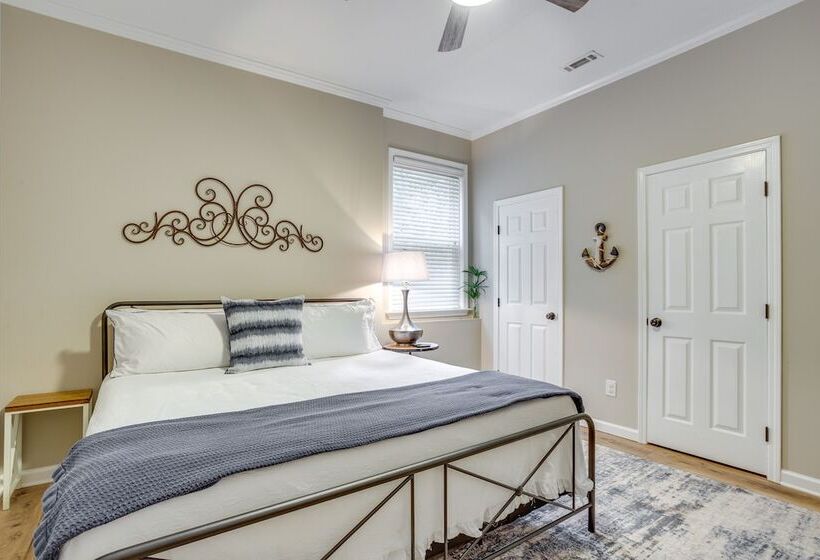 Lakefront Georgia Abode W/ Dock & Screened Patio!