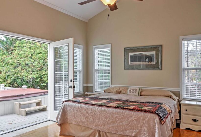 Lakefront Hiawassee Home W/ Boat Dock & Hot Tub!