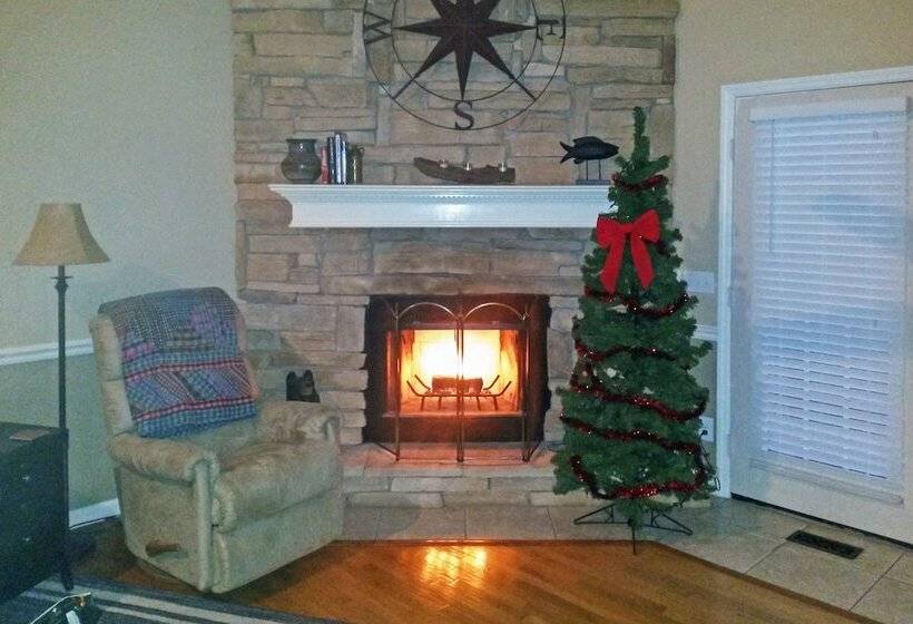 Lakefront Hiawassee Home W/ Boat Dock & Hot Tub!