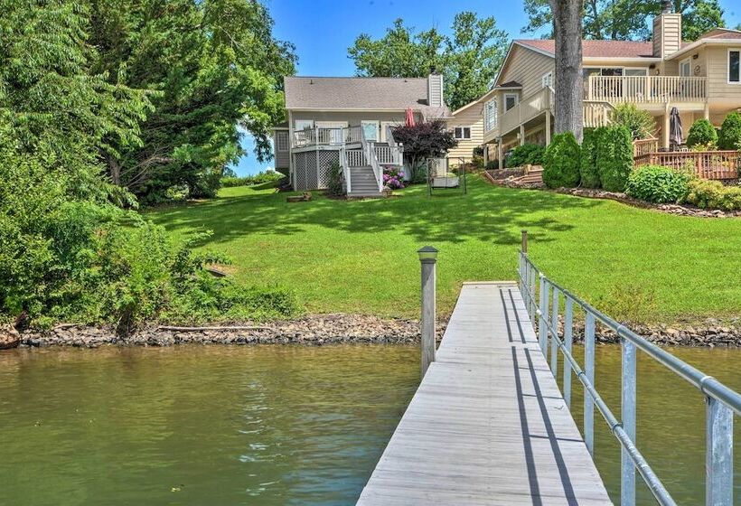 Lakefront Hiawassee Home W/ Boat Dock & Hot Tub!