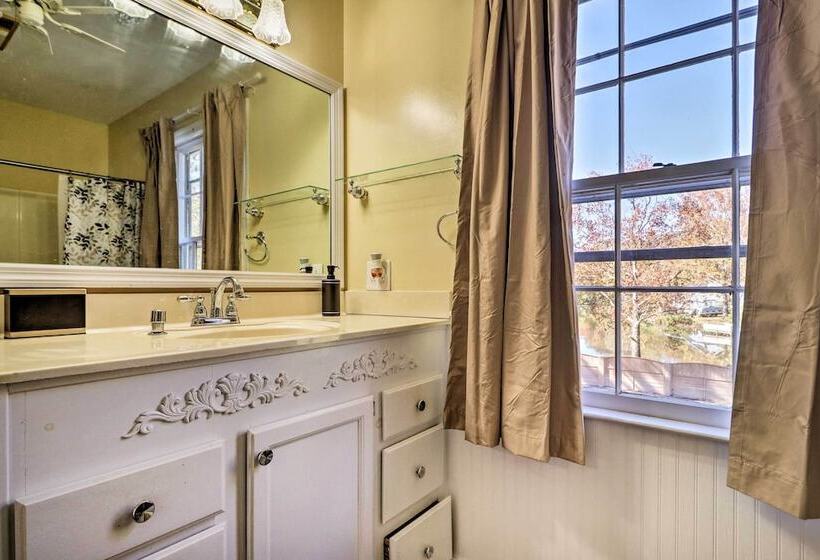 Lakefront Macon Home W/ Pool, Dock & Fishing!