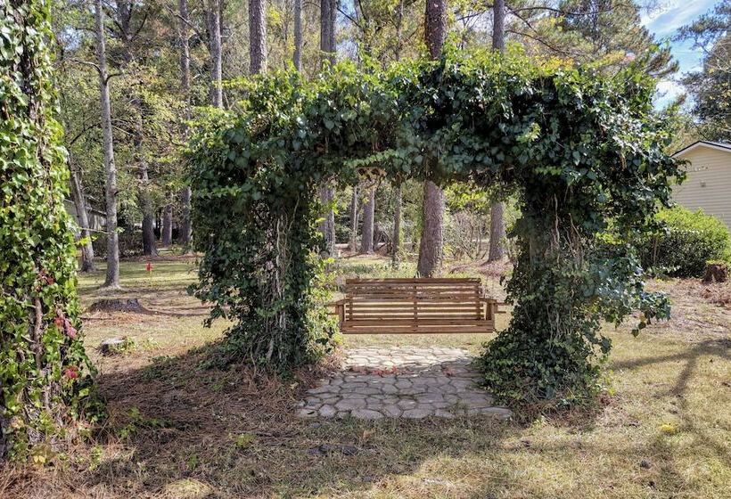 Lakefront Macon Home W/ Pool, Dock & Fishing!