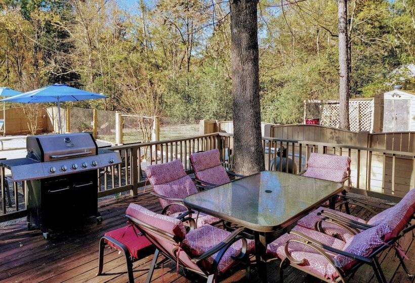 Lakefront Macon Home W/ Pool, Dock & Fishing!