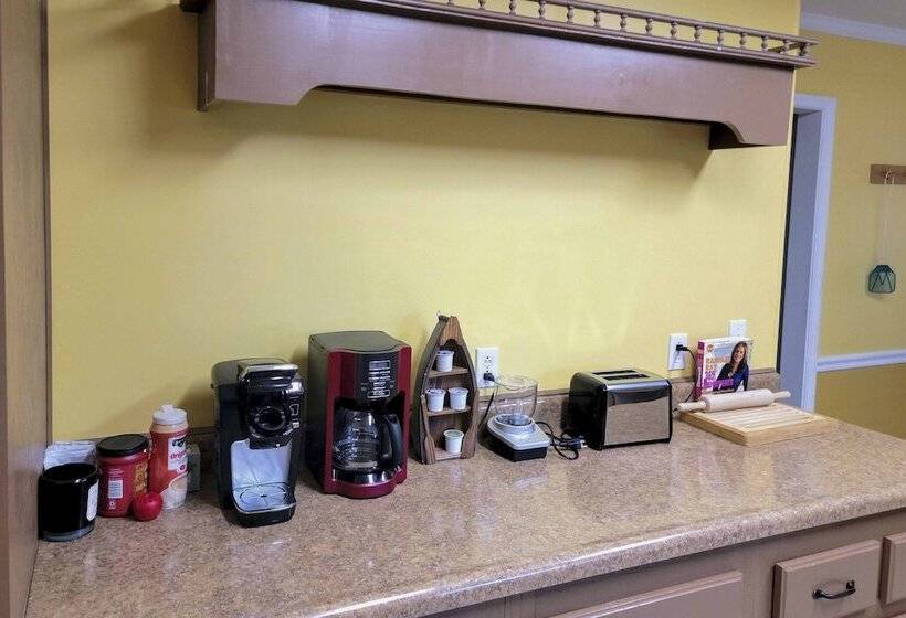 Lakefront Macon Home W/ Pool, Dock & Fishing!