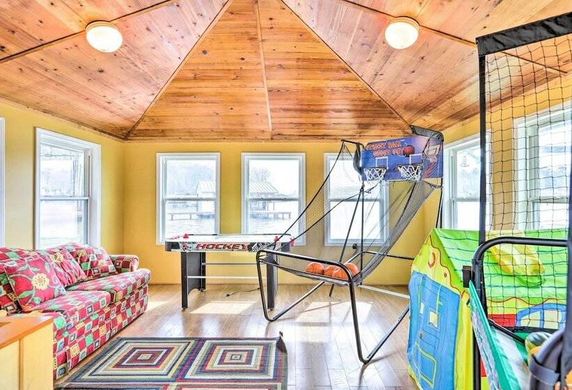 Lakefront Retreat With Private Docks & Gazebo!