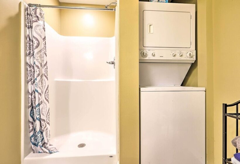 Lakefront Retreat With Private Docks & Gazebo!