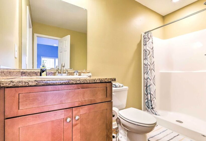 Lakefront Retreat With Private Docks & Gazebo!