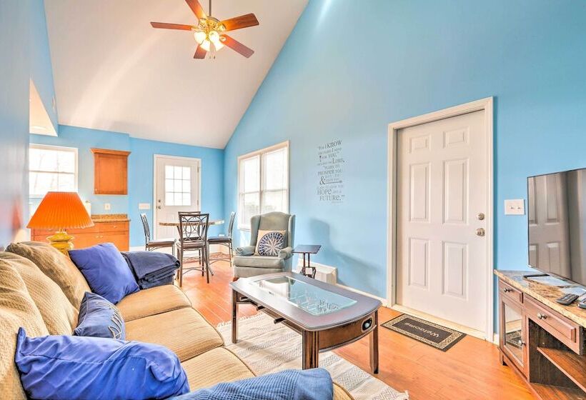 Lakefront Retreat With Private Docks & Gazebo!