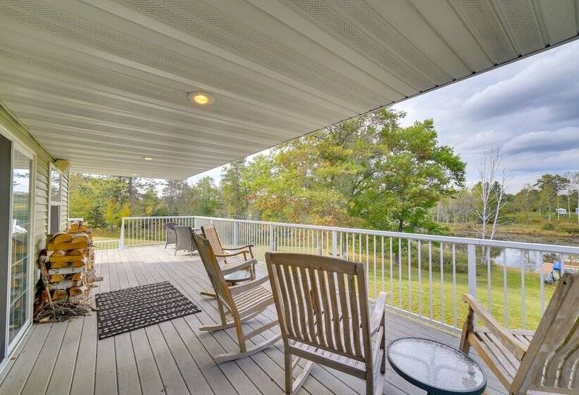 Lakefront Stephenson Retreat: Lake Access & Kayaks