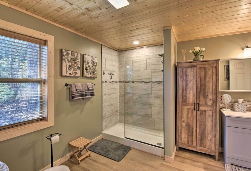 Lakemont Mountain Cabin W/ Game Room & Hot Tub!