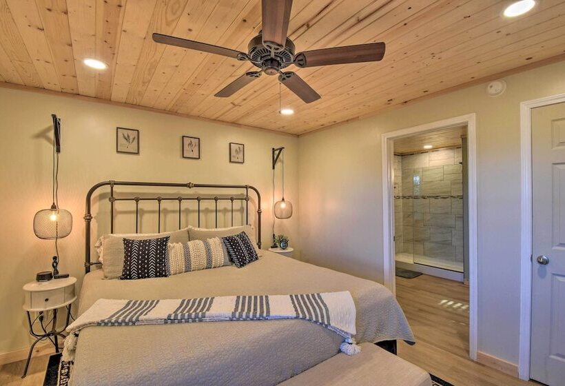 Lakemont Mountain Cabin W/ Game Room & Hot Tub!