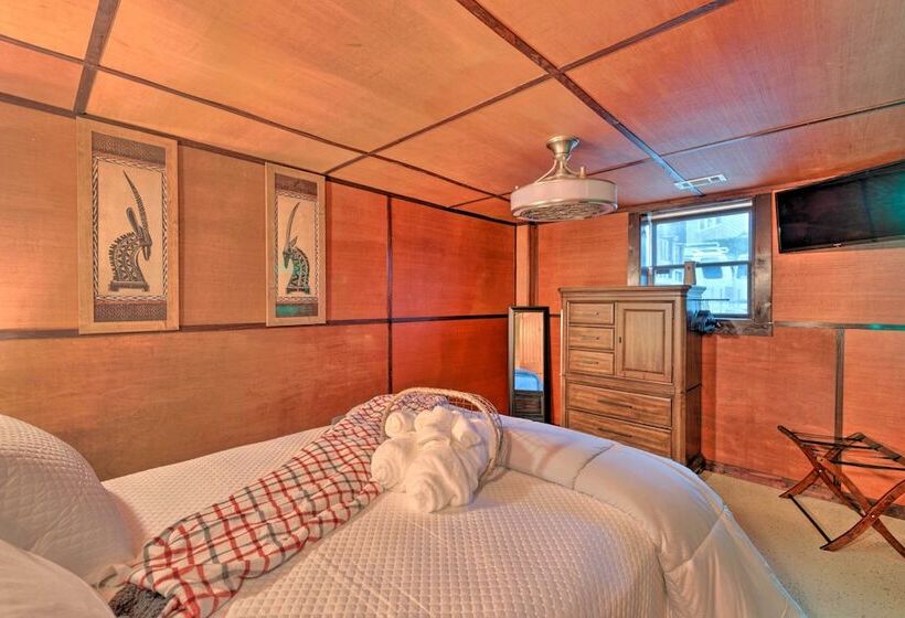 Lakeside Group Retreat W/ Private Beach & Dock!