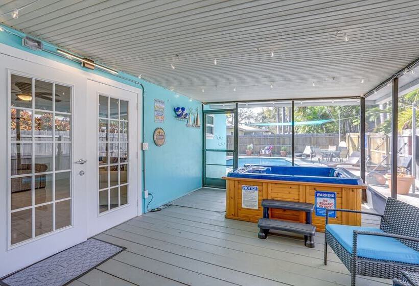 Largo Family Oasis: Private Pool & Hot Tub!