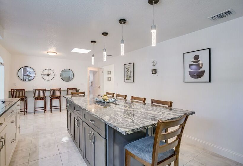 Largo Family Oasis: Private Pool & Hot Tub!